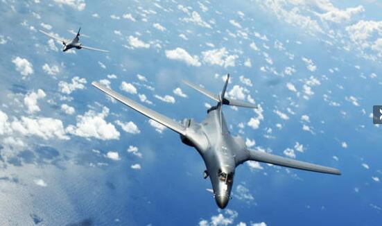 两架美战略轰炸机飞越南海