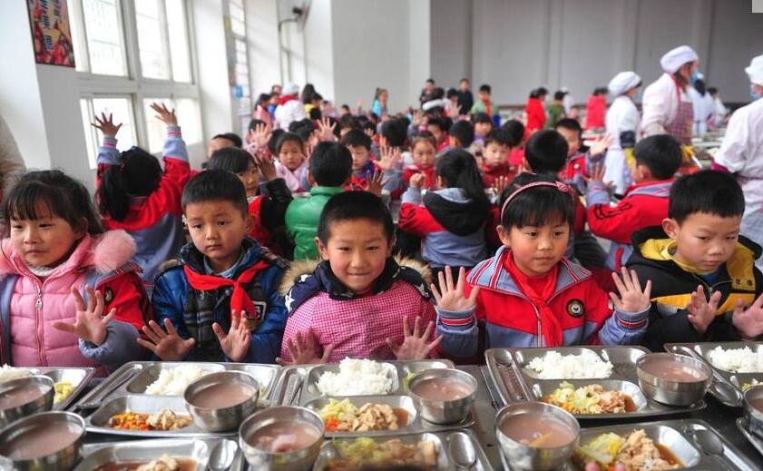 农村寄宿小学 近千人被培养吃饭不说话
