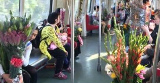  春节的地铁鲜花满地