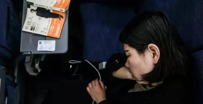  女子跨省进京上班 车票成堆