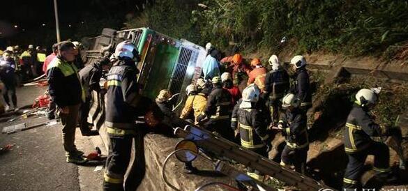 台湾一游览车翻侧致34人死亡